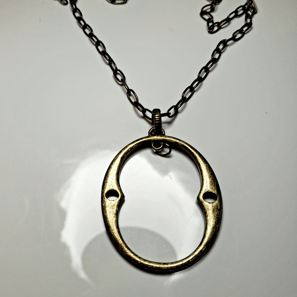 Gold tone pendent necklace
